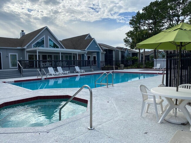 Building Photo - ** Move in Special $500 off your first months rent** FABULOUS 2 Bedroom/1 Bath Condo!!