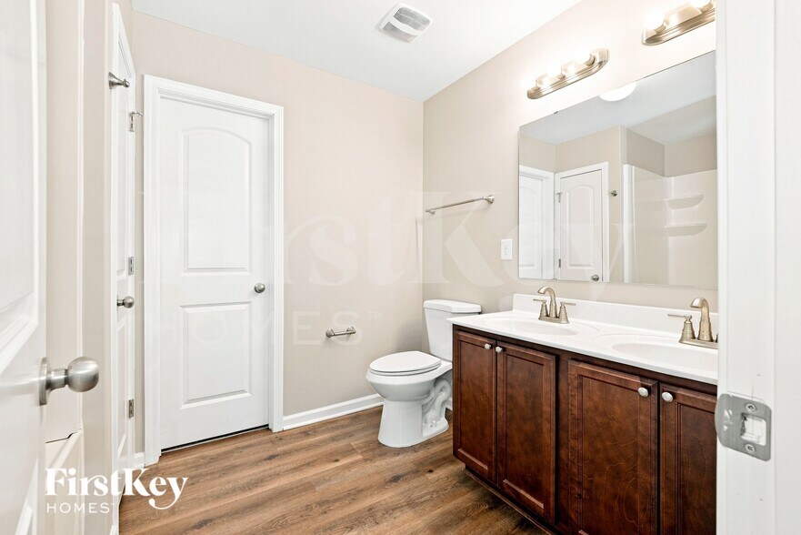 Building Photo - 2602 Meadow Knoll Dr