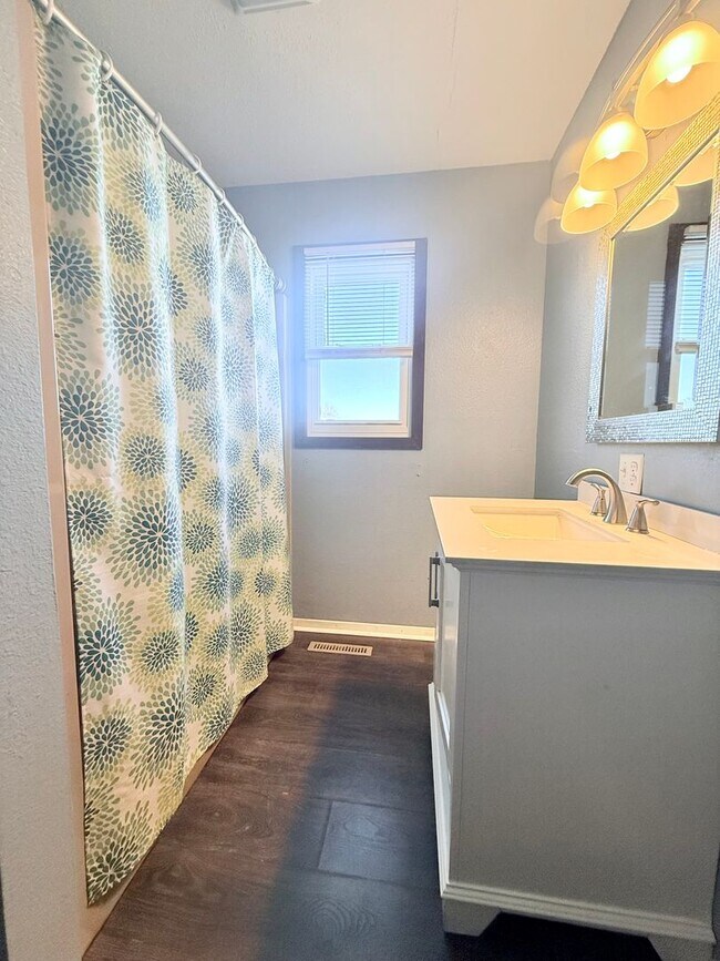 Building Photo - 204-206 Elm Street