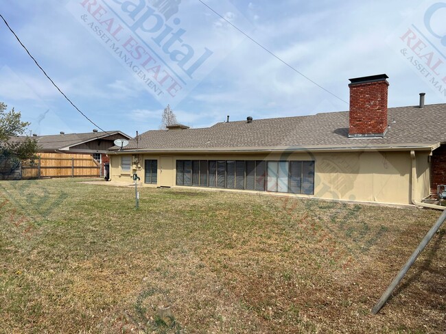 Building Photo - Spacious Home With Classic Charm