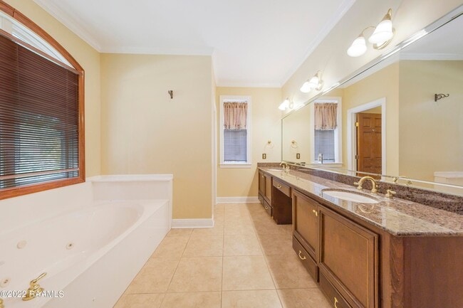 Building Photo - 403 Phoenix Dr