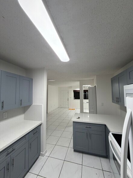 Building Photo - 2735 W 61st St