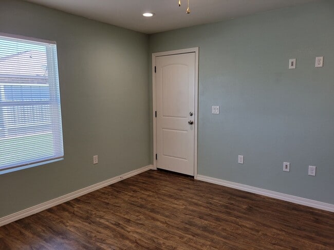 Building Photo - rf2616