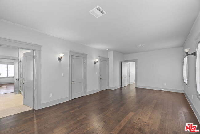 Building Photo - 344 S Kingsley Dr