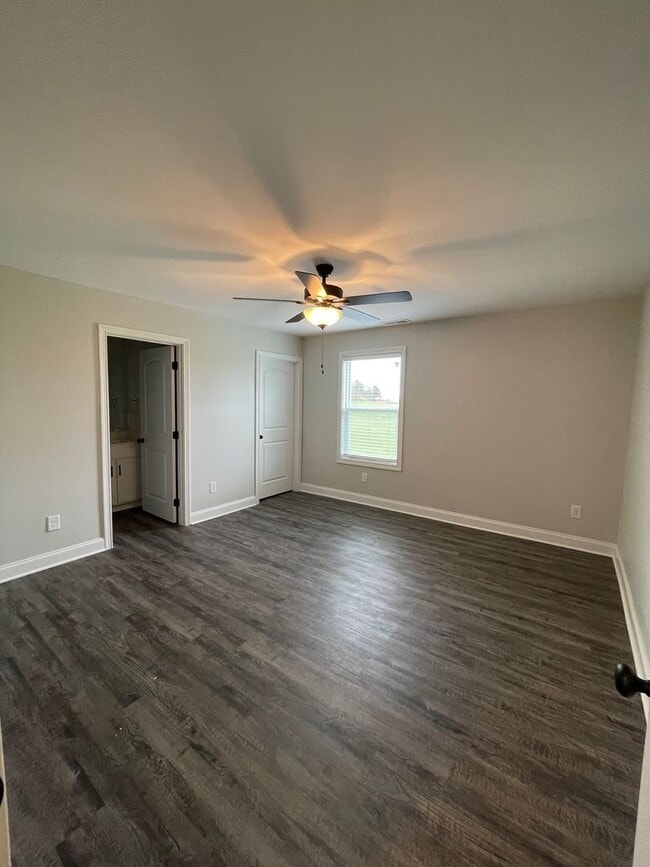 Building Photo - 2 Bed/2.5 Bath Townhome with Garage (Water/Sewer/Trash Included)