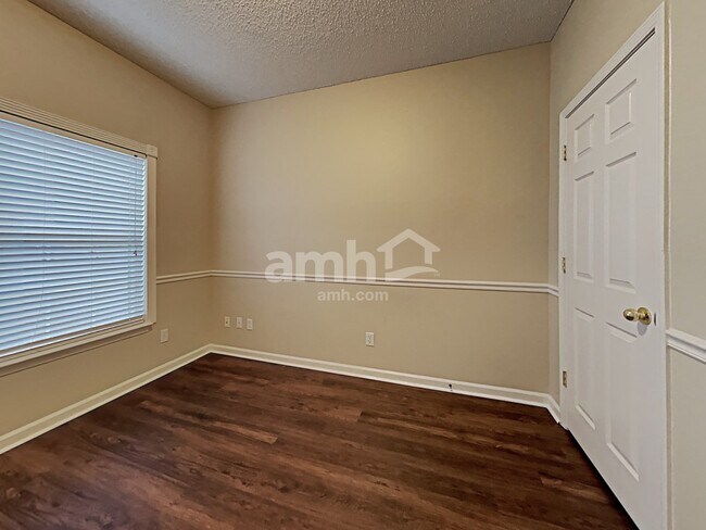 Building Photo - 525 Amsonia Circle