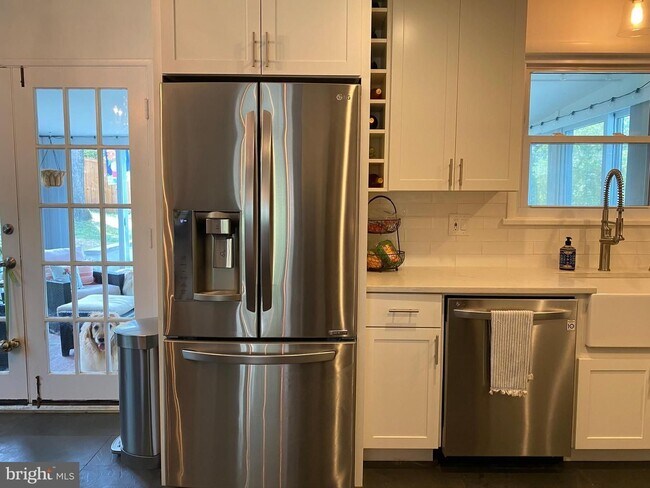 Building Photo - Show stopper