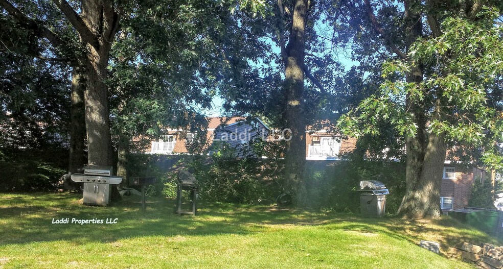 Woody Barbecue Area - 86 Beacon St