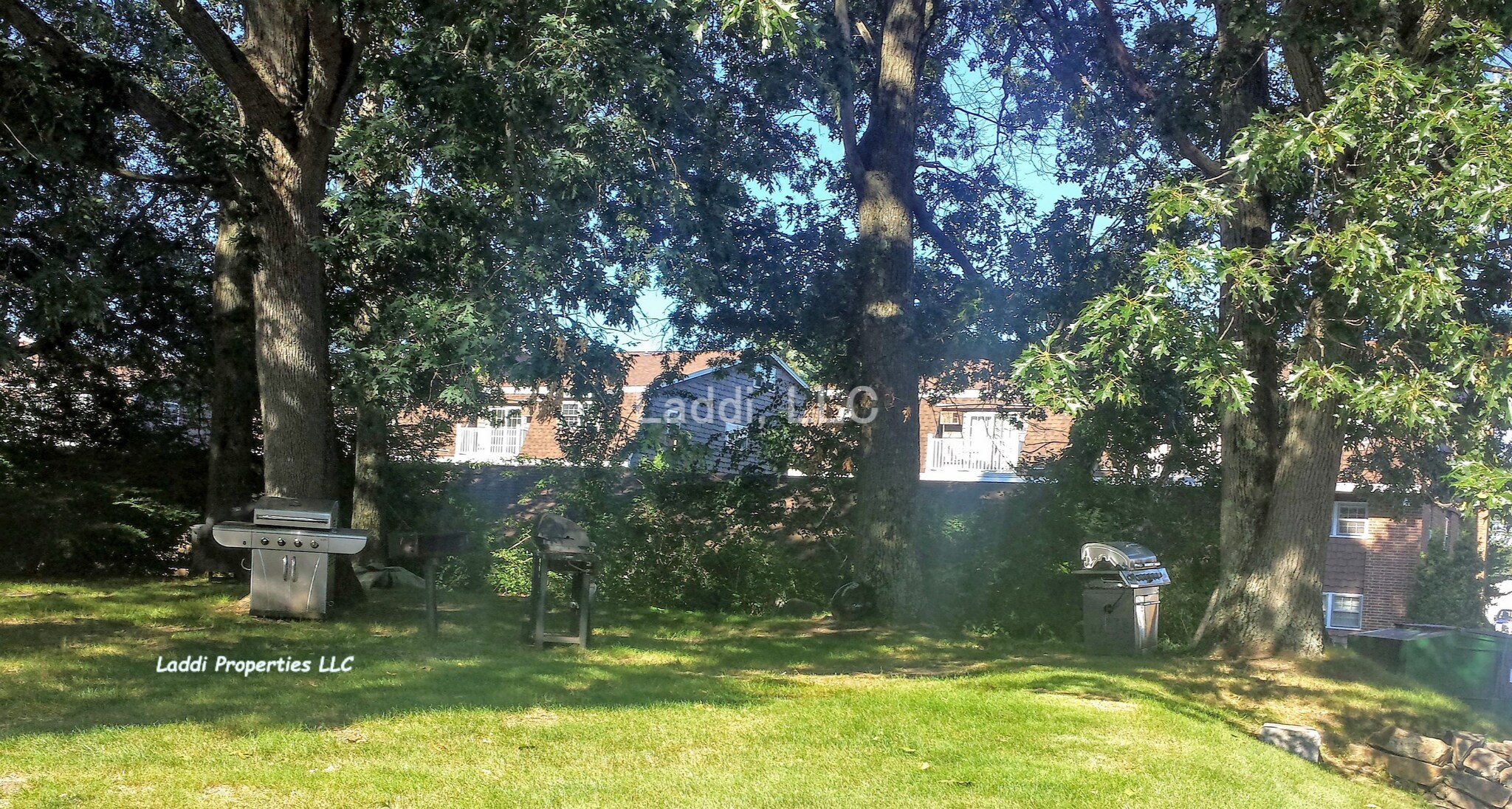Woody Barbecue Area - 86 Beacon St