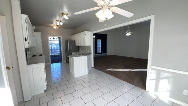 Building Photo - Well-maintained 3-bedroom, 2-bath home in ...