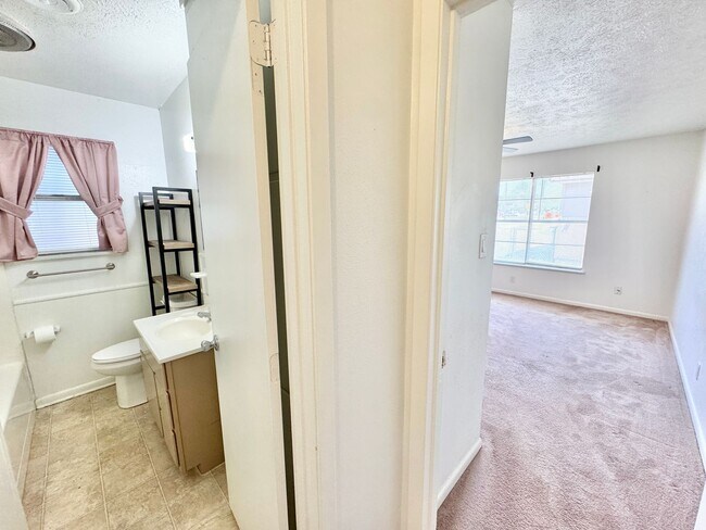 Building Photo - Charming 2 Bed 1 Bath Duplex - Walk to Sch...