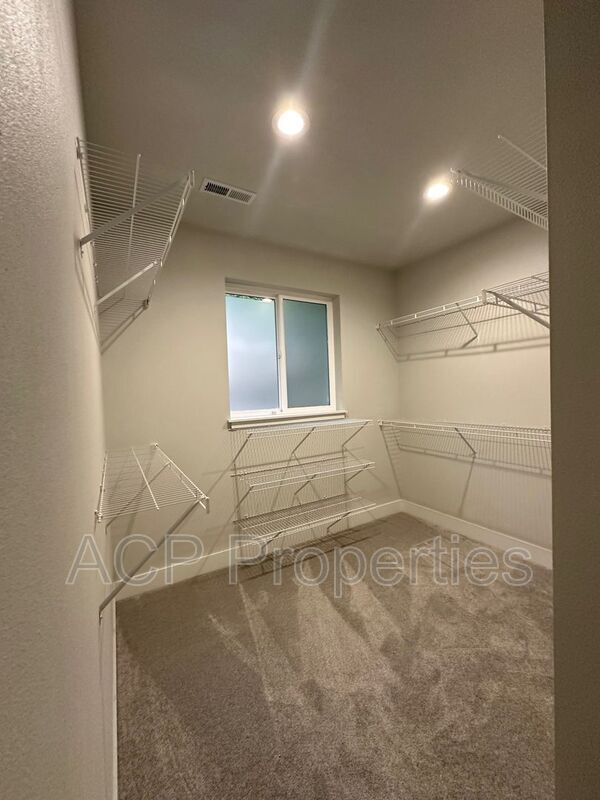 Building Photo - 8 Clematis Ln