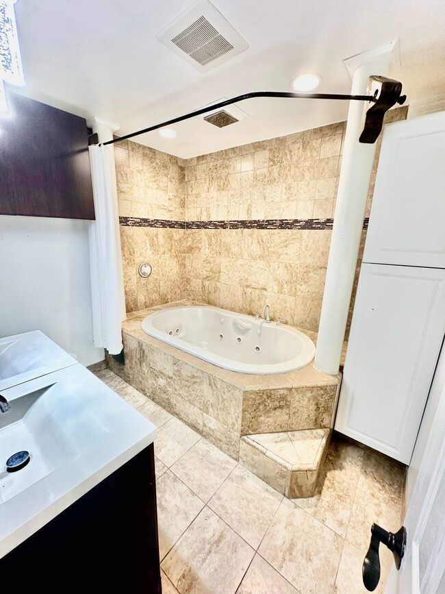 Building Photo - Charming Northwest Fresno 3/2