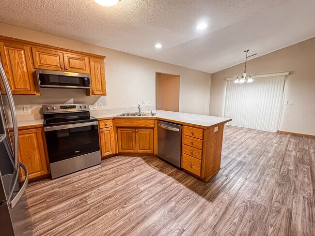 Building Photo - 2 Bedroom, 1 Bath Town Home