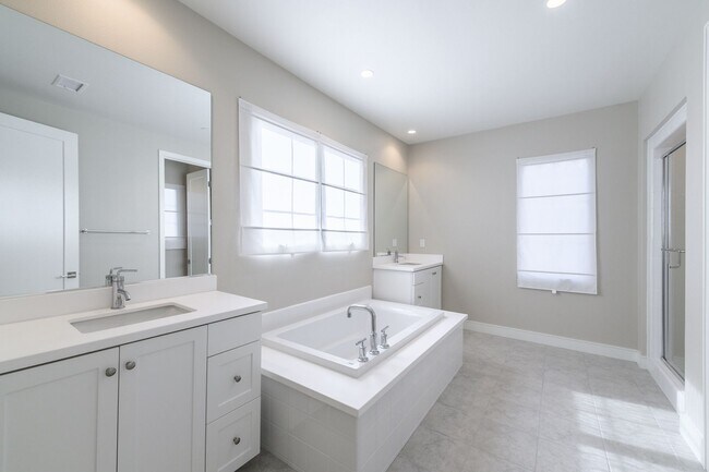 Building Photo - 3bedroom/3 bath/Gated Orchard Hill/Detached House for rent