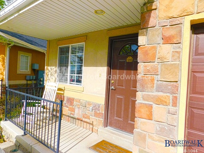 Building Photo - Beautiful 3 Bedroom Townhome End Unit in D...