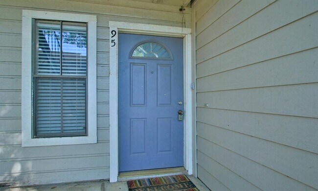 Building Photo - 17401 Red Oak Dr