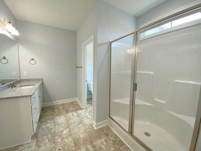 Building Photo - SPACIOUS 4 Bedroom | 2.5 Bathroom in Stone...