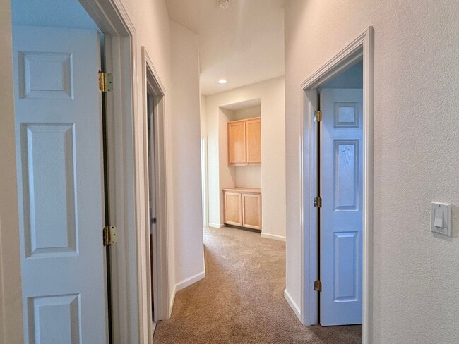 Building Photo - Beautifully Maintained Single Story 4 Bed ...