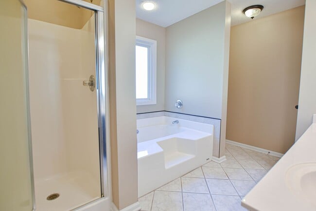 Building Photo - Pet Friendly Three Bedroom with Bonus!