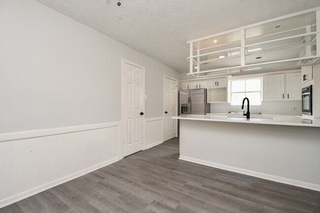 Building Photo - 14938 Mesita Dr