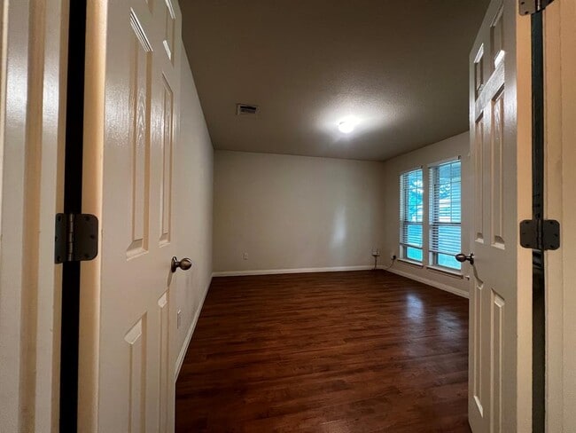 Building Photo - 2708 Cottonwood Shores Dr