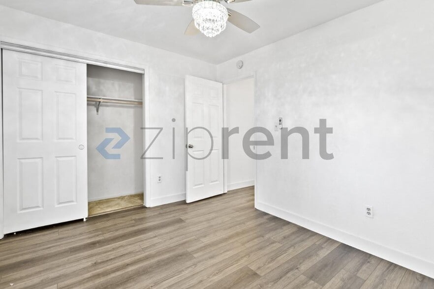Building Photo - Unit 1022