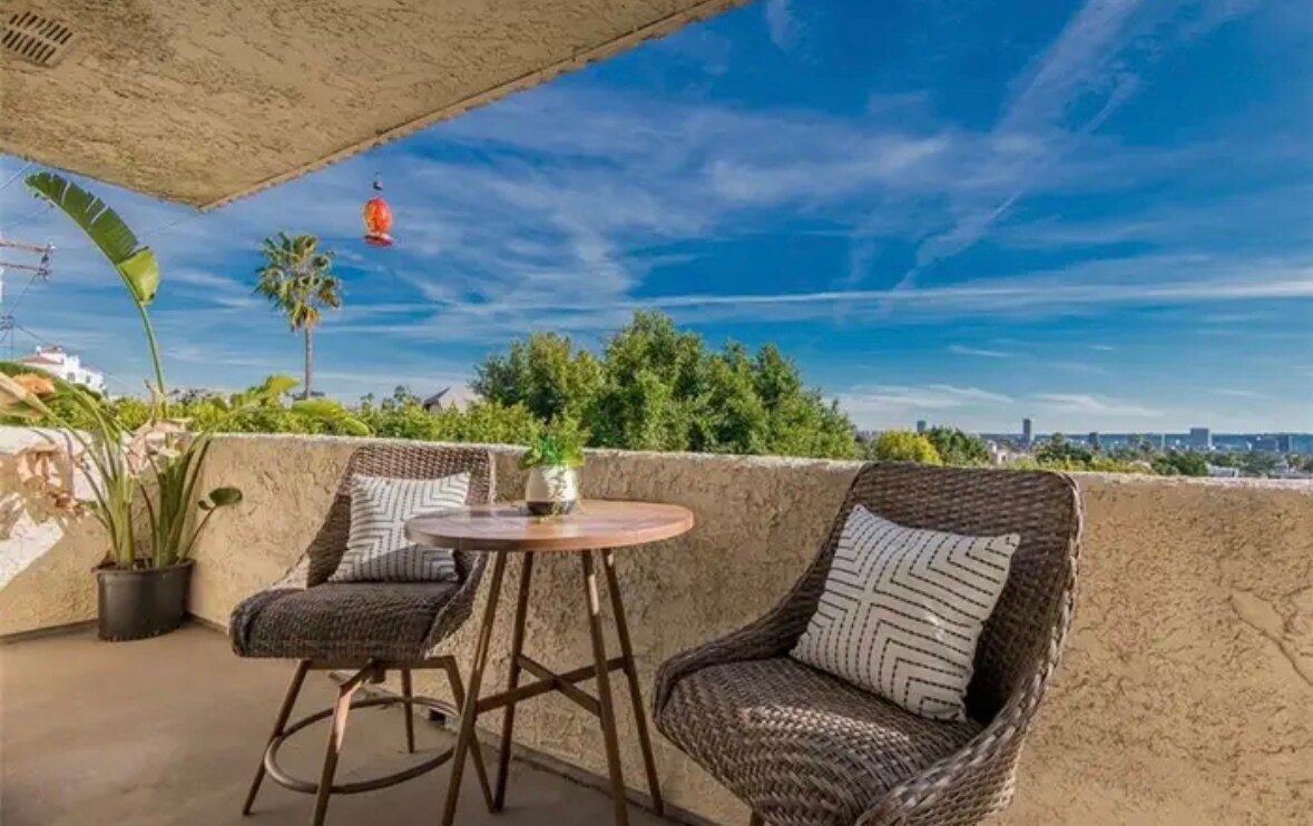 Building Photo - 8400 De Longpre Ave