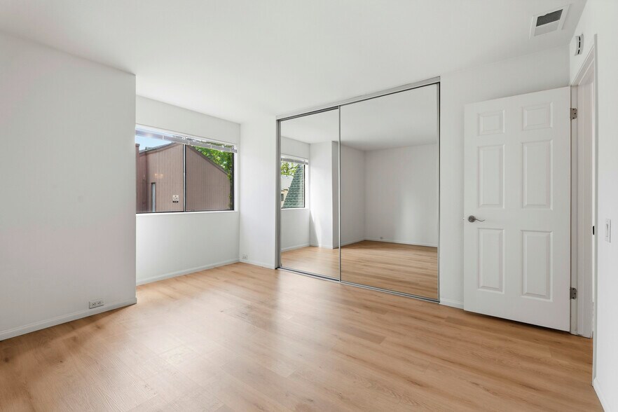 Building Photo - 523 Woodside Oaks
