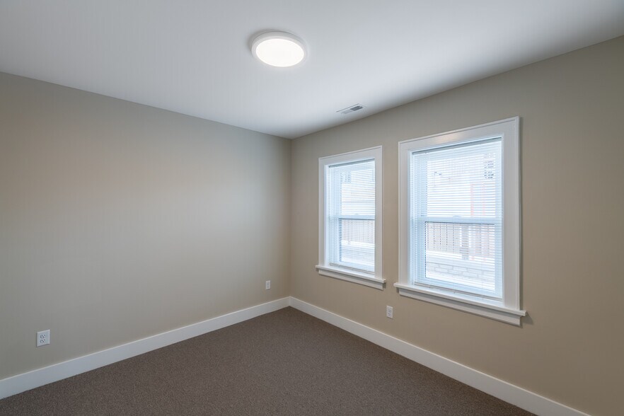 Building Photo - 2571 S Kinnickinnic Ave