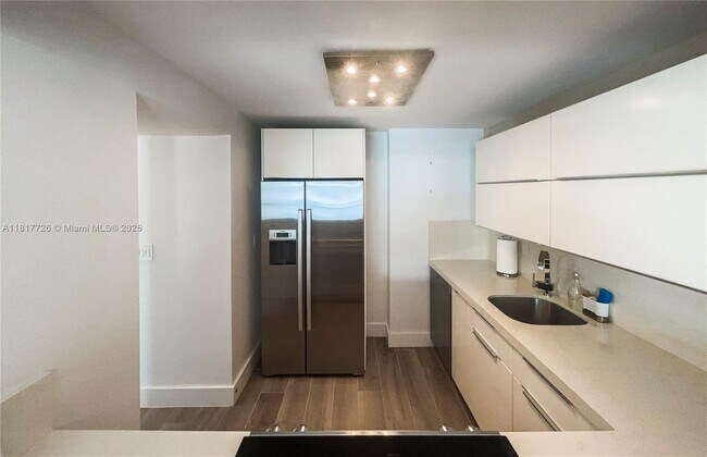 Building Photo - 1800 Collins Ave