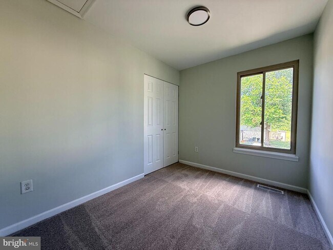 Building Photo - 47 King Henry Cir