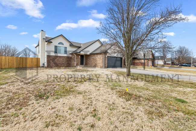 Building Photo - 215 Peachwood Dr