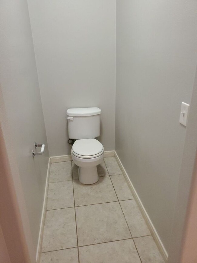 Building Photo - 4 bedrooms/2.5 bath over 2,000 square feet