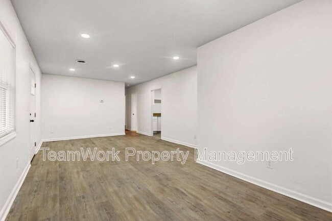 Building Photo - 3027 Terry Dr