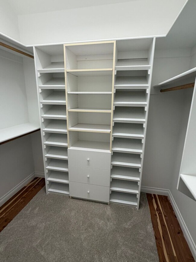 Building Photo - 5 Bedrooms and 2.5 Bathrooms with Views of the Rolling Hills of Corvallis Country Club