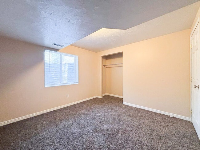 Building Photo - Spacious 5-Bedroom Home in Stansbury Park ...