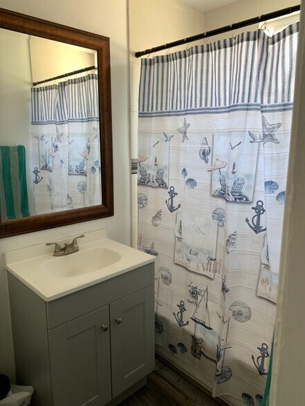 Bathtub - 14520 Pontlavoy Ave