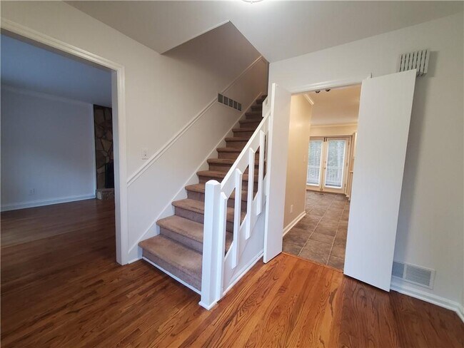Building Photo - 2533 Hunton Ct