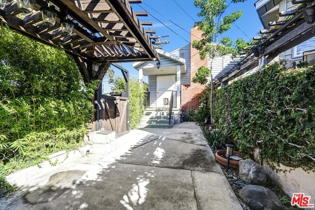 Building Photo - 3930 La Crescenta Ave