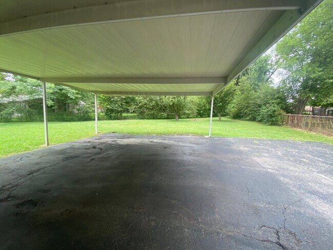 Building Photo - Charming 4 BR, 2 BA, Close to MTSU, 1 Car Garage, Large Carport