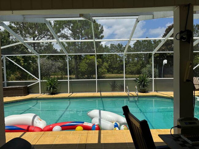 Building Photo - 4 bed 2bath with Pool