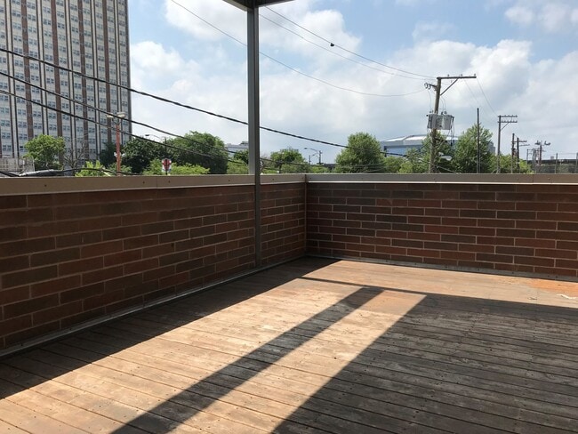 Building Photo - 1609 W Warren Blvd