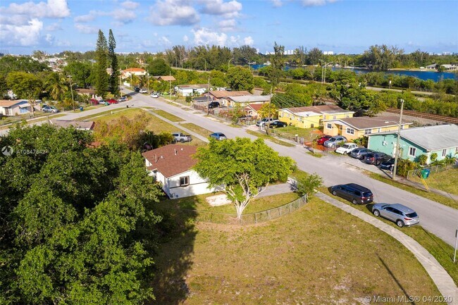 Building Photo - 15200 Railroad Dr