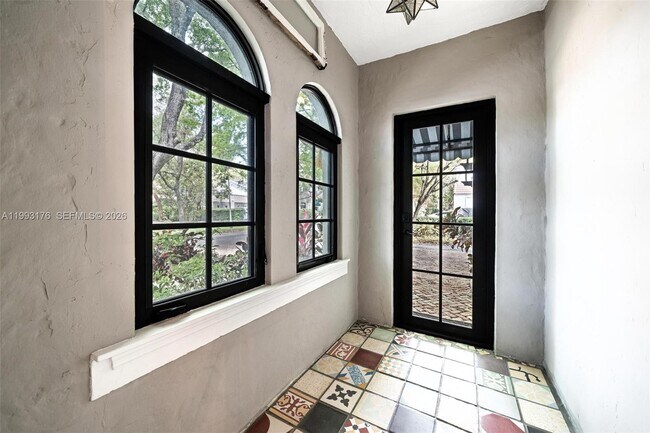 Building Photo - 447 Giralda Ave