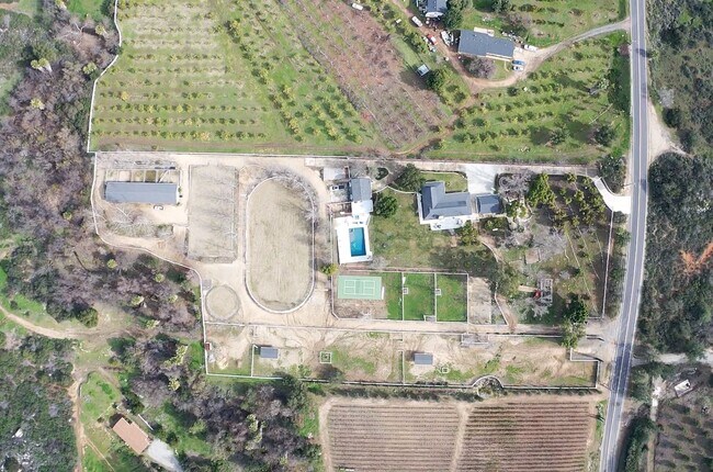 Building Photo - Great horse property in Del Luz!