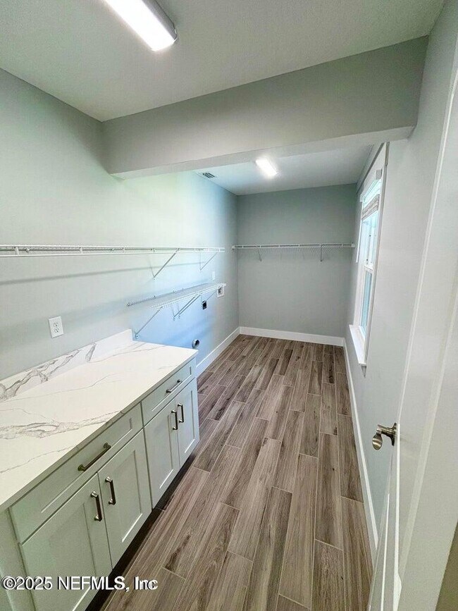 Building Photo - 5609 Hyde Park Cir