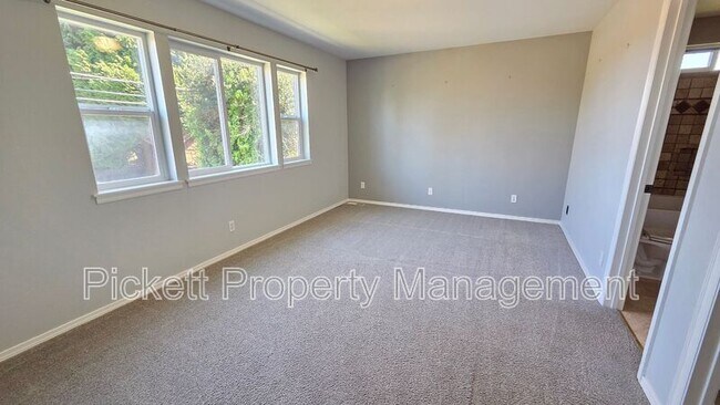 Building Photo - 1733 N Wycoff Ave