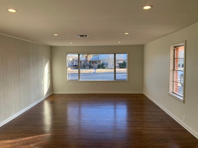 Building Photo - 1806 W Louisiana Ave