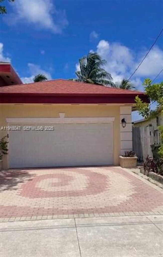 Building Photo - 232 SW 7th Ave